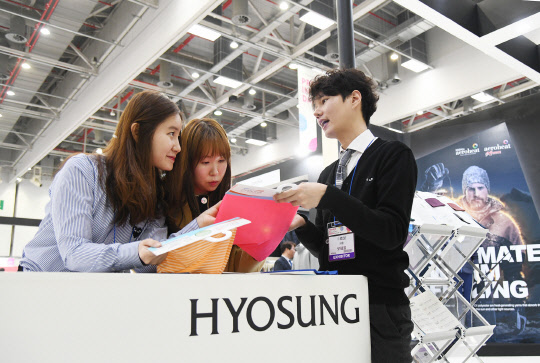 지난 6일 대구에서 열린 '2019 대구섬유박람회'에 마련한 효성 전시관에서 효성티앤씨 직원이 방문객에게 원사로 만든 원단을 소개하고 있다.   효성티앤씨 제공